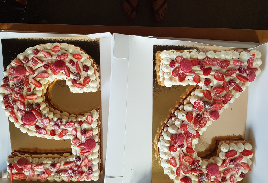 pâte feuilletée en forme de chiffre ,crème mousseline à la vanille , fruits rouges