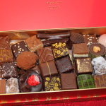 assortiment de nos chocolat maison truffe, praliné à l'ancienne, café, thé, pistache, vanille, spéculos, trois chocolats, croustipistache, sésame, muscadine, citron.... p